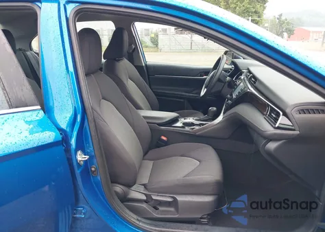 2020 Toyota Camry Le Hybrid z USA, uszkodzony, nr VIN 4T1C31AK7LU015999